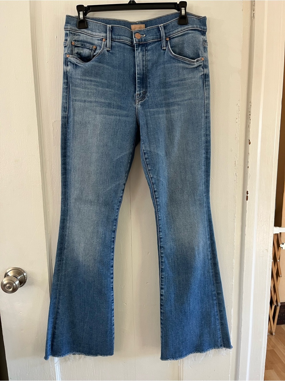 MOTHER The Weekender Fray Flared Jeans A Groovy Kind Of Love 32 - Picture 4 of 16